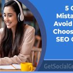 A student carefully evaluating different online SEO courses to avoid outdated marketing tactics